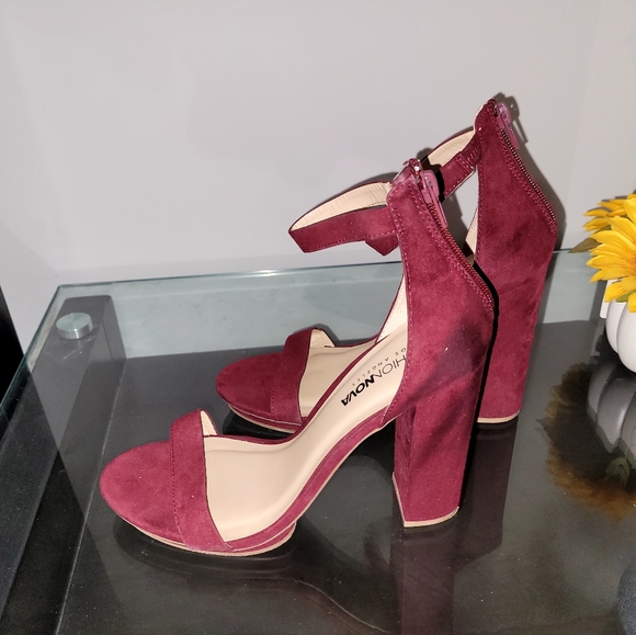 Chic Heels - Picture 2 of 2